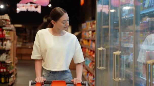 Mujer Empujando Carrito Compras Una Tienda Supermercados Cámara Lenta — Vídeo de stock