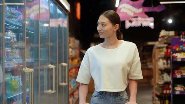 Молодая Женщина Ходит Продуктовом Магазине Руля Тележки Едой Внутри Глядя — стоковое видео