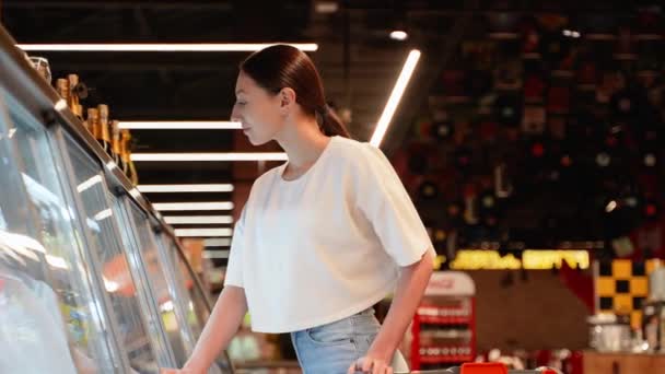 Hermosa Mujer Comprando Queso Tienda Comestibles — Vídeo de stock
