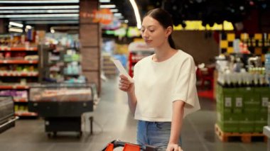 Kadın, market fiyatlarındaki artış ve enflasyondaki kağıt kontrolünden şok olmuş gibi görünüyor..