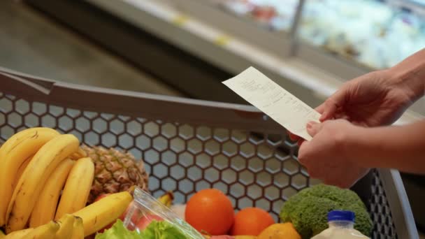 Женщина Супермаркете Проверяет Квитанцию — стоковое видео