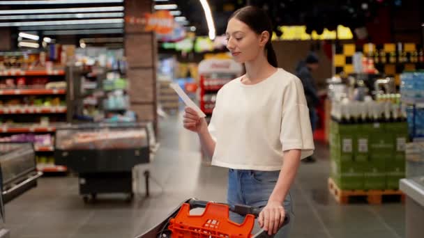 Mujer Mira Sorprendido Por Cheque Papel Supermercado Comestibles Aumento Precios — Vídeo de stock