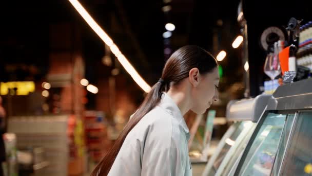 Uma Mulher Comprando Peixe Fresco Frutos Mar Supermercado Loja Varejo — Vídeo de Stock