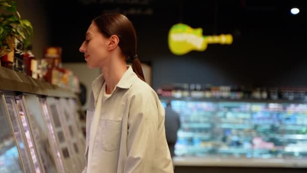 Una Mujer Compra Una Salchicha Supermercado — Vídeos de Stock