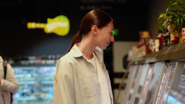 Kobieta Kupuje Niegotowaną Kiełbasę Supermarkecie — Wideo stockowe