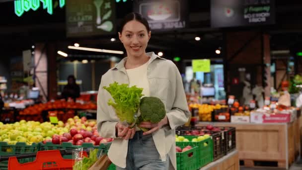 Een Jonge Vrouw Koopt Bij Verse Groenten Supermarkt — Stockvideo