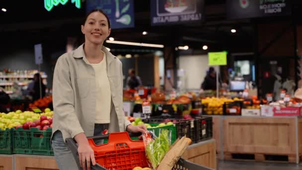 Portret Van Een Jonge Vrouw Met Verse Groenten Supermarkt — Stockvideo