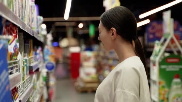 Compradora Joven Comprando Detergente Para Ropa — Vídeos de Stock
