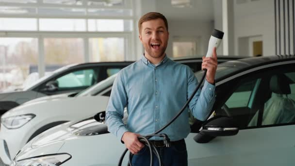 Szczęśliwy Właściciel Elektrycznego Samochodu Kablem Ładowania — Wideo stockowe
