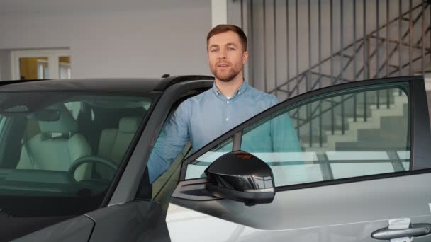 Hombre Comprador Cliente Elige Auto Quiere Comprar Nuevo Automóvil Chequeo — Vídeos de Stock