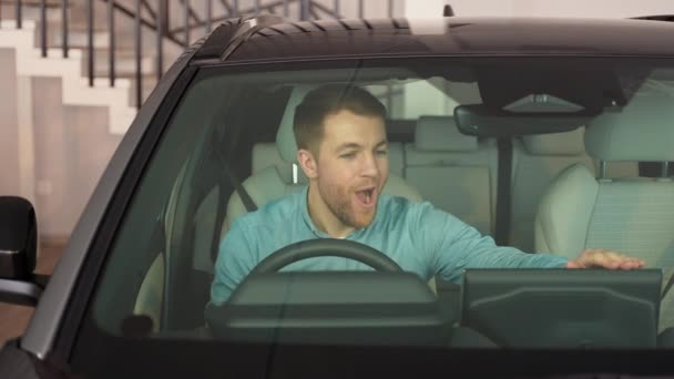 Przystojny Mężczyzna Raduje Się Kupując Nowy Samochód — Wideo stockowe