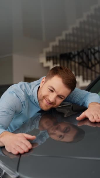 幸せな男は彼の新しい電気自動車を抱擁する — ストック動画