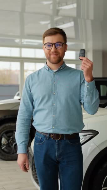Πωλητής Αυτοκινήτων Κατέχει Νέα Κλειδιά Αυτοκινήτων Αντιπροσωπείας Και Πωλήσεων Έννοια — Αρχείο Βίντεο