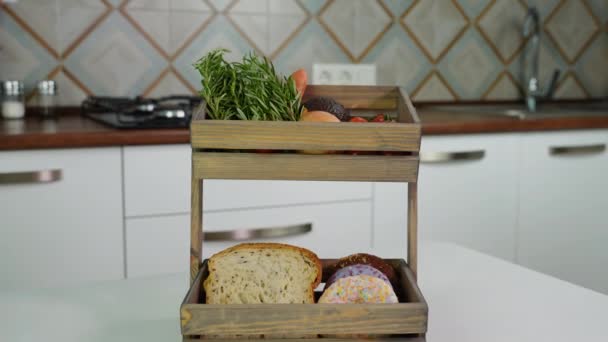 Φρέσκο Τοστιέρα Επιδόρπιο Και Λαχανικά Ξύλινο Καλάθι Στην Κουζίνα — Αρχείο Βίντεο