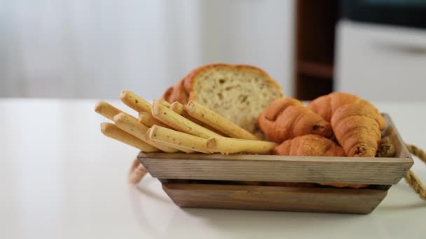 Hembakat Bröd Pinnar Croissant Och Färskt Brödrost Bröd Träkorg — Stockvideo