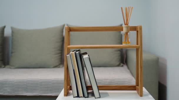 家用书架上的手工书架 — 图库视频影像