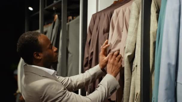 Stilvoller Mann Beim Einkaufen Einem Bekleidungsgeschäft — Stockvideo