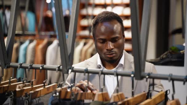 Stijlvolle Afrikaans Amerikaanse Man Winkelen Herenkleding Kledingwinkel — Stockvideo