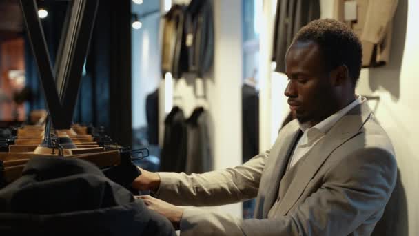英俊的年轻人在商店里买衣服 — 图库视频影像