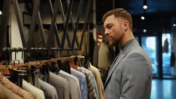 Porträt Eines Jungen Mannes Beim Einkaufen Einem Geschäft — Stockvideo
