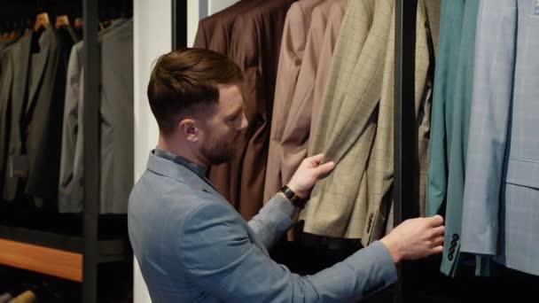 Schöner Mann Wählt Eleganten Klassischen Anzug — Stockvideo