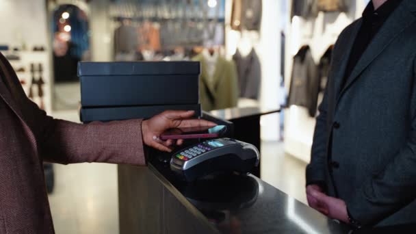 黑衣人在服装店用手机应用支付非接触式费用 — 图库视频影像