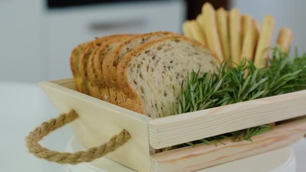 軽い木製の背景にある自家製チーズ パン棒 — ストック動画