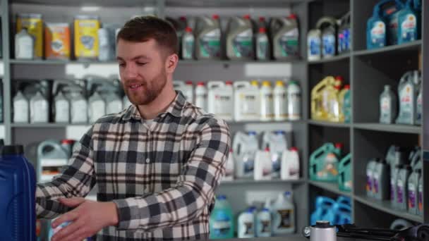 Salesman Пропонує Кращу Автомобільну Олію Автомобіля Магазині Автозапчастин — стокове відео