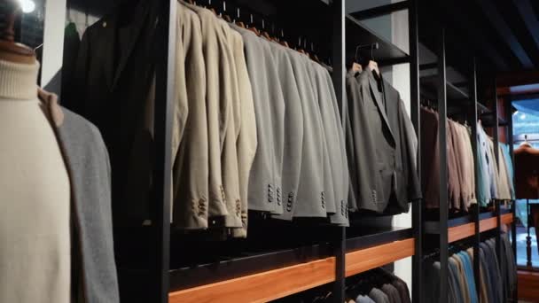 在一家西服商店的内部连续挂着豪华西服和昂贵的高档服装的挂机 — 图库视频影像
