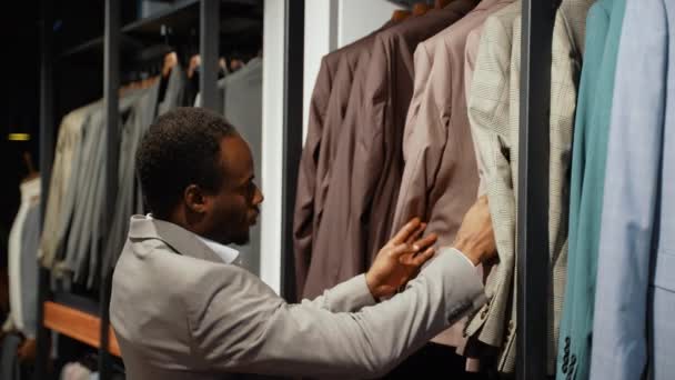 Elegante Homem Negro Compras Loja Roupas Masculinas — Vídeo de Stock