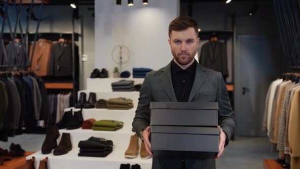 Retrato Hombre Confiado Con Cajas Zapatos Tienda Ropa Hombre Comprando — Vídeos de Stock