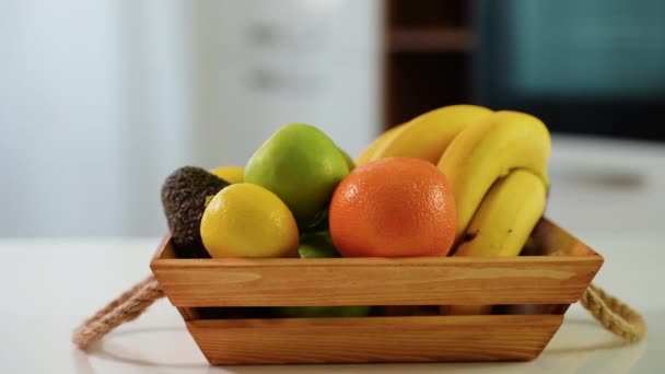 Holzkorb Mit Frischen Früchten Auf Dem Tisch Der Küche — Stockvideo