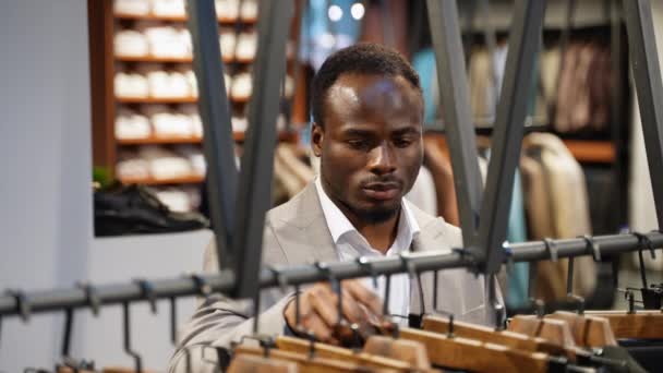 时尚的黑人男子在服装店购物 — 图库视频影像