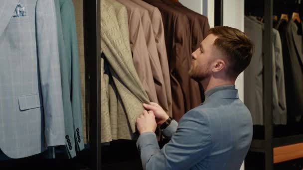 Koper Houdt Het Kostuum Controleert Doek Van Dure Kleding Kledingwinkel — Stockvideo