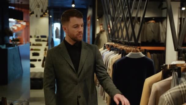 Knappe Man Die Een Kledingwinkel Loopt Een Man Koopt Nieuwe — Stockvideo