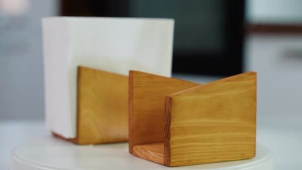 Serviettenhalter Aus Holz Mit Papierserviette Drehen Sich Der Küche — Stockvideo