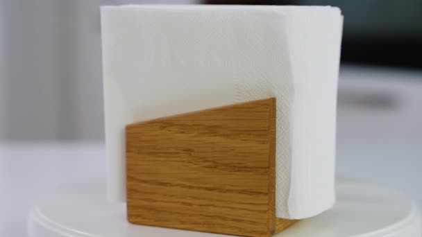 Servetthållare Trä Med Pappersservett Roterar Köket — Stockvideo