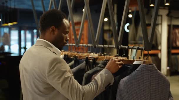 英俊的非洲裔美国男人选择典雅的经典西装 — 图库视频影像