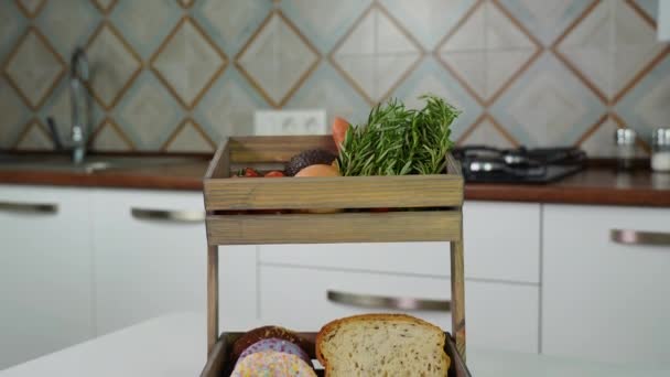 新鮮なトースターパン デザート 野菜キッチンの木製バスケット — ストック動画