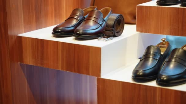 优雅的男人在商店里穿皮鞋 — 图库视频影像