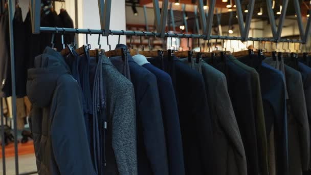 Набір Чоловічого Одягу Вішаках Магазину — стокове відео