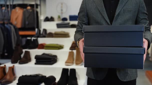 服装店里有鞋盒的男人 — 图库视频影像