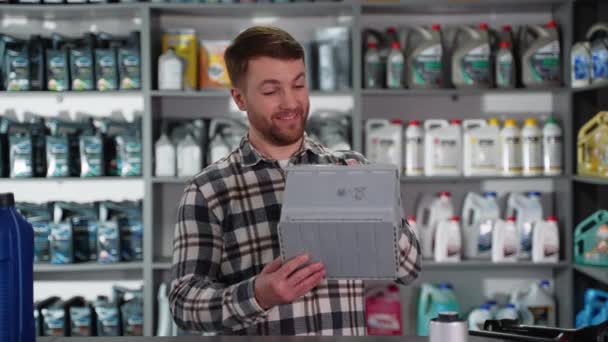 Salesman Пропонує Кращу Батарею Автомобіля Магазині Автозапчастин — стокове відео