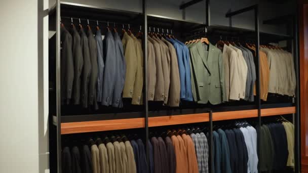 奢侈品男装在服装店的衣架上 — 图库视频影像