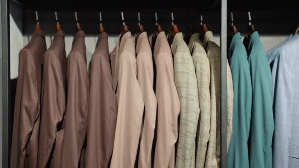 奢侈品男装在服装店的衣架上 — 图库视频影像