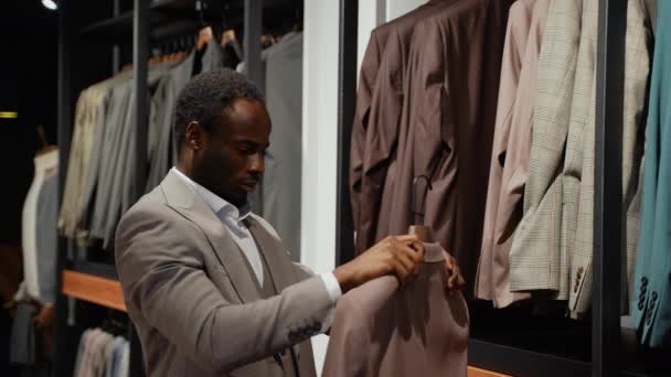 Knappe Afrikaan Amerikaanse Man Winkelen Voor Nieuwe Kleren Petto — Stockvideo