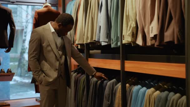 男子服装店的年轻黑人 — 图库视频影像