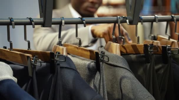 高級服店でズボンを選択する黒人男性 — ストック動画