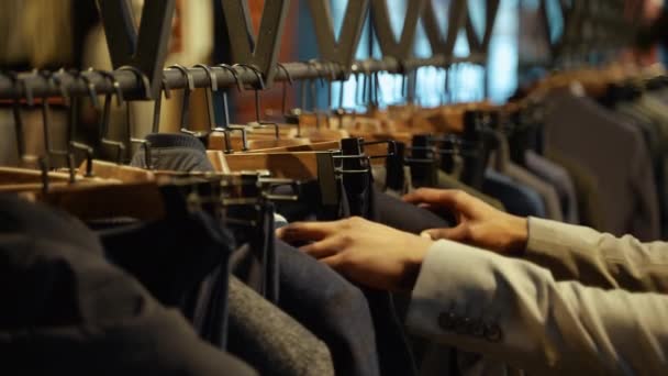 Snygg Afrikansk Amerikansk Man Shopping Efter Nya Kläder Butiken — Stockvideo
