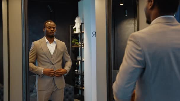 Портрет Афроамериканського Молодого Чоловіка Новому Костюмі Магазині Одягу — стокове відео